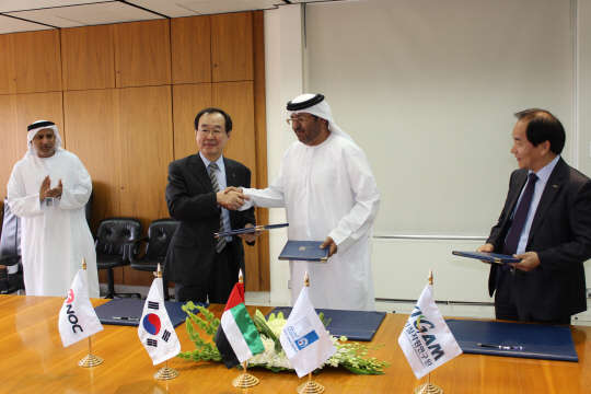 서문규 한국석유공사 사장(왼쪽)과 압둘라 나세르 알수와이디 아부다비 국영석유회사 사장이 유전개발 기술협약 삼자 양해각서 체결 후 악수를 하고 있다.사진= 한국석유공사 제공